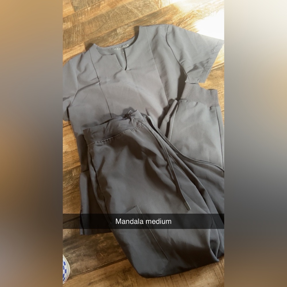 Mandala Medium Gray Scrub Set